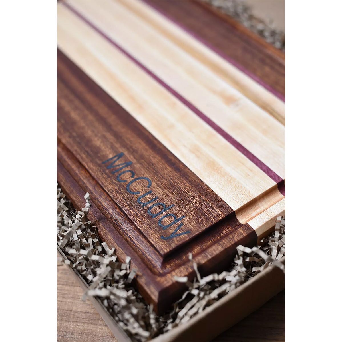 https://www.lincolntables.com/cdn/shop/products/lincoln-woodworks-customized-handcrafted-cutting-board-4.jpg?v=1698439524&width=1445